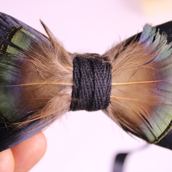 🖤 Luxury Feather Bow Tie + Lapel Pin Set (Black, Iridescent Brown) – With Box - Picture 3 of 9